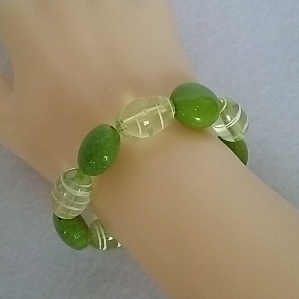 Chunky green beaded stretch bracelet - Picture 2 of 3
